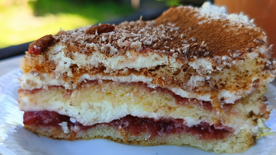 Keto tort z nadzieniem serkowo maślanym