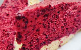 Malinowa pianka CHIA na biszkopcie