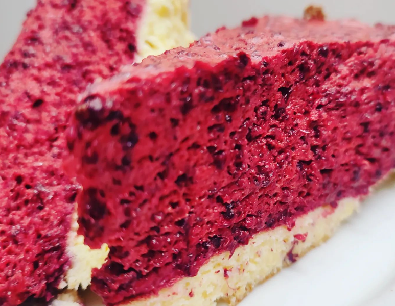 Malinowa pianka CHIA na biszkopcie