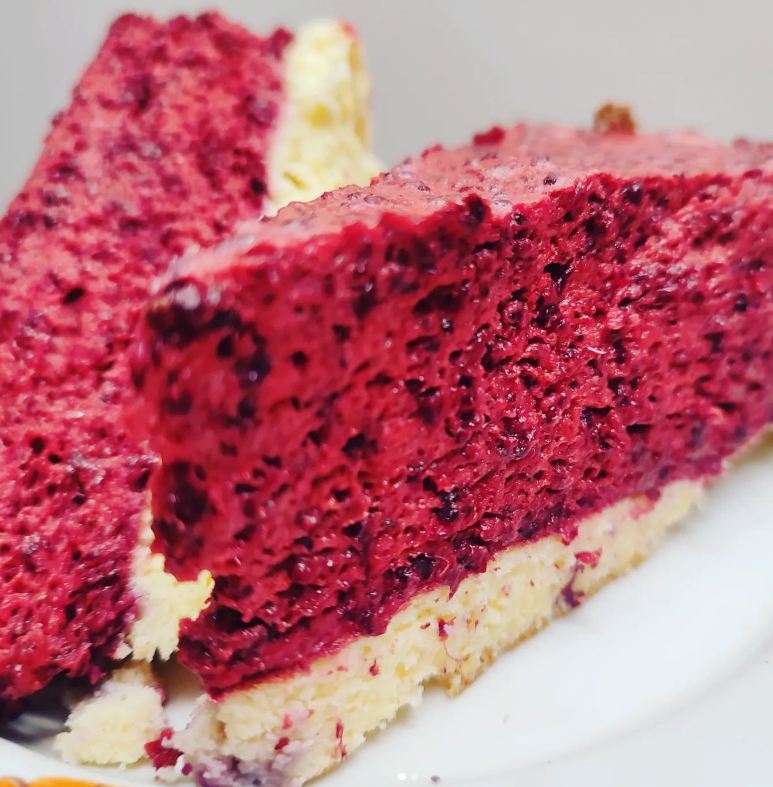 Malinowa pianka CHIA na biszkopcie