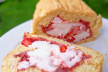 Keto rolada truskawkowa z jogurtowym nadzieniem