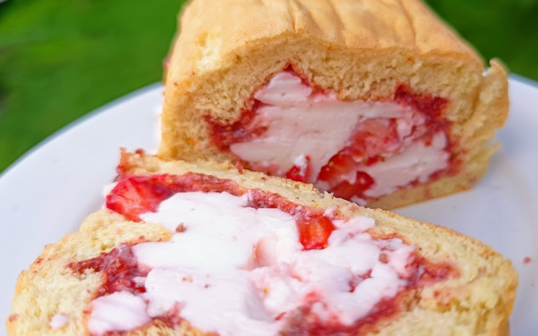 Keto rolada truskawkowa z jogurtowym nadzieniem