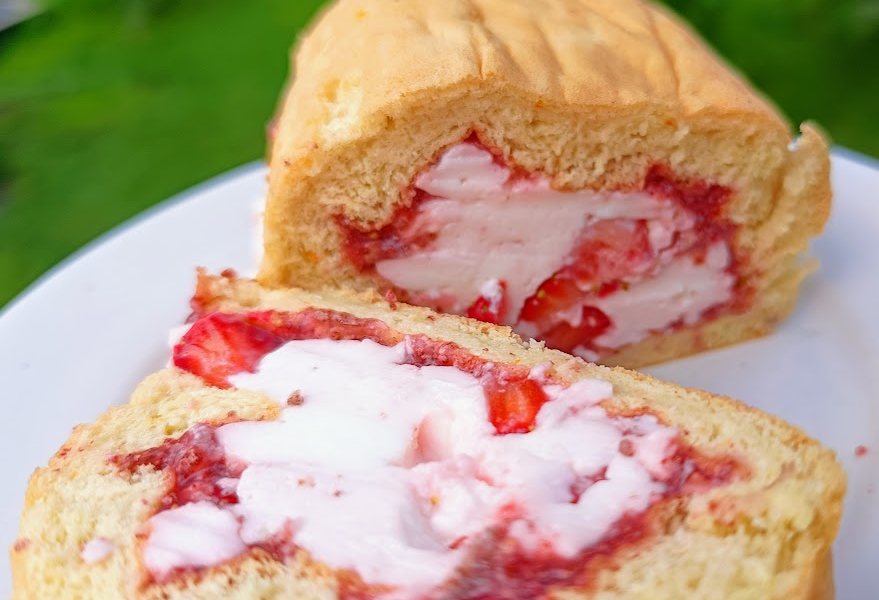 Keto rolada truskawkowa z jogurtowym nadzieniem