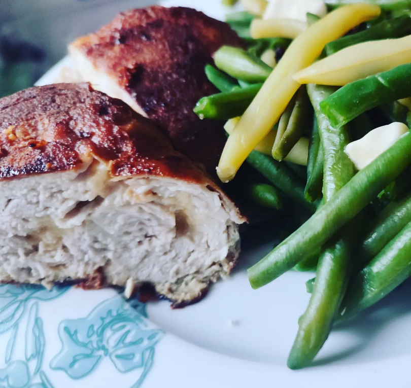 Soczyste roladki z kurczaka nadziewane serem