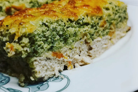 Keto zapiekanka z mięsem mielonym i brokułem