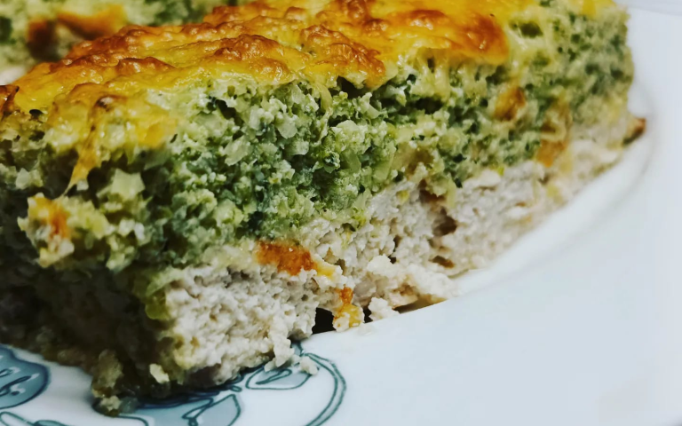 Keto zapiekanka z mięsem mielonym i brokułem