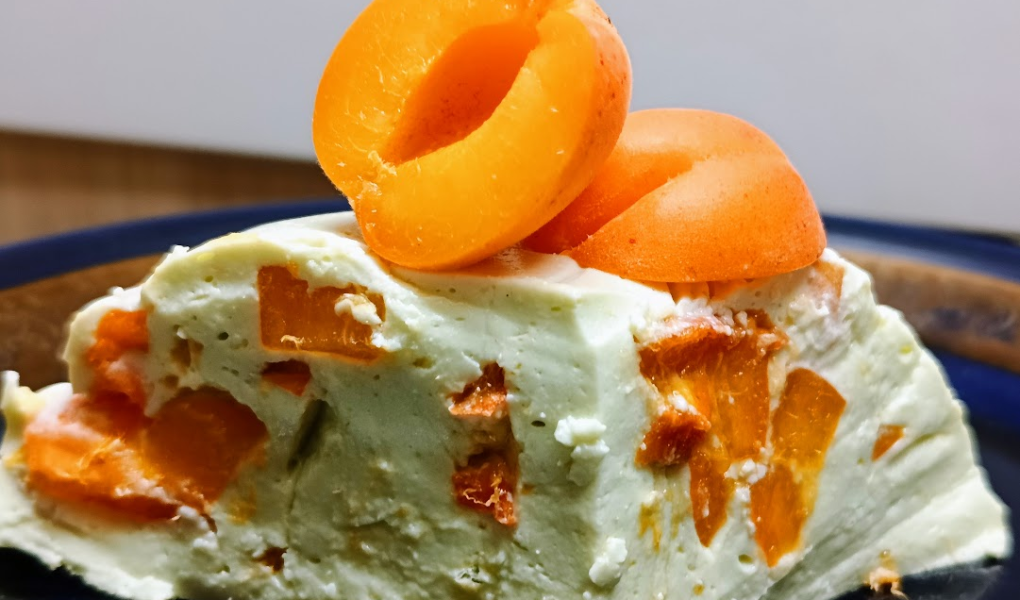 Keto sernik na zimno z awokado i morelami