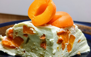 Keto sernik na zimno z awokado i morelami