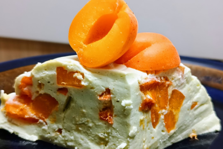 Keto sernik na zimno z awokado i morelami