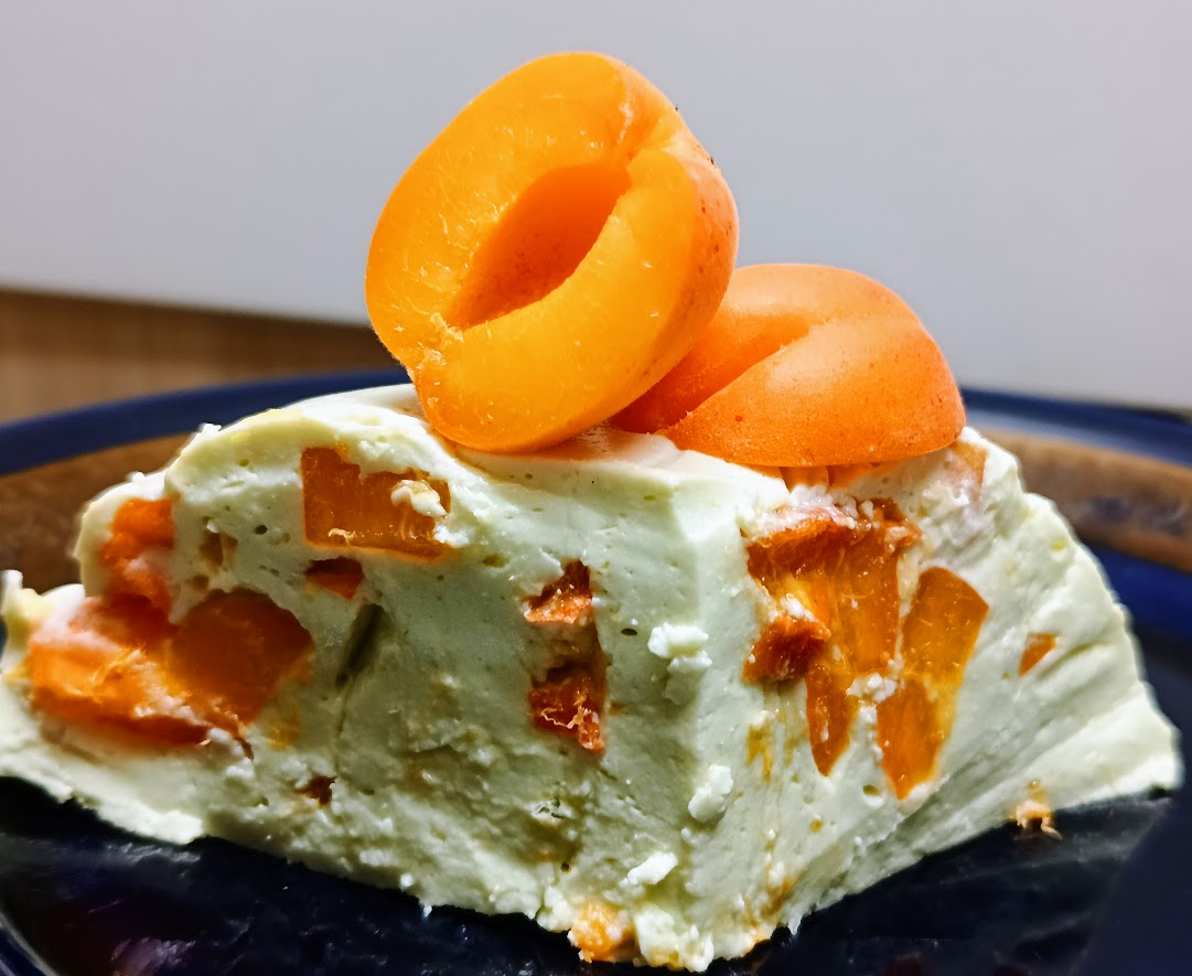 Keto sernik na zimno z awokado i morelami