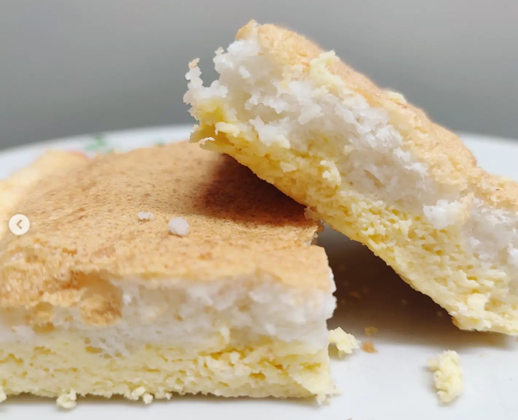 Delikatny sernik z chrupiącą chmurką