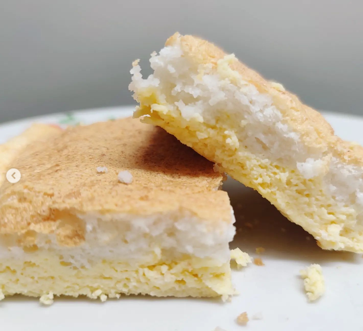 Delikatny sernik z chrupiącą chmurką