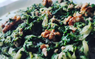 Cukinia w śmietanie z orzechami