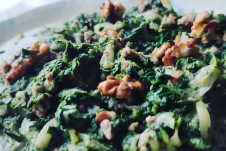 Cukinia w śmietanie z orzechami