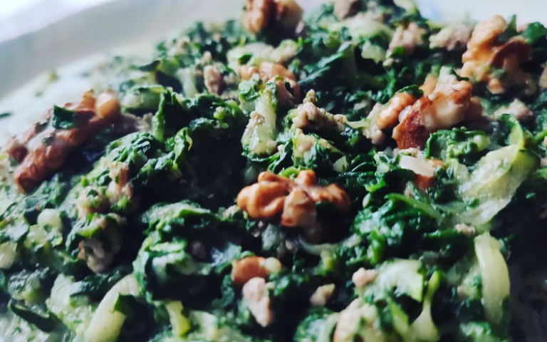 Cukinia w śmietanie z orzechami