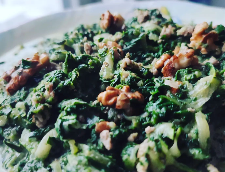 Cukinia w śmietanie z orzechami