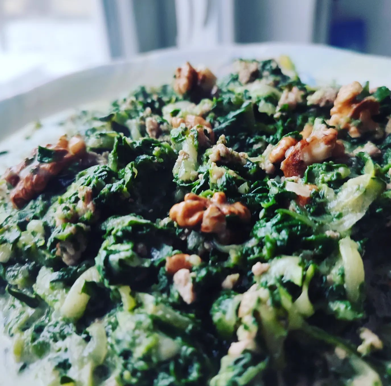 Cukinia w śmietanie z orzechami