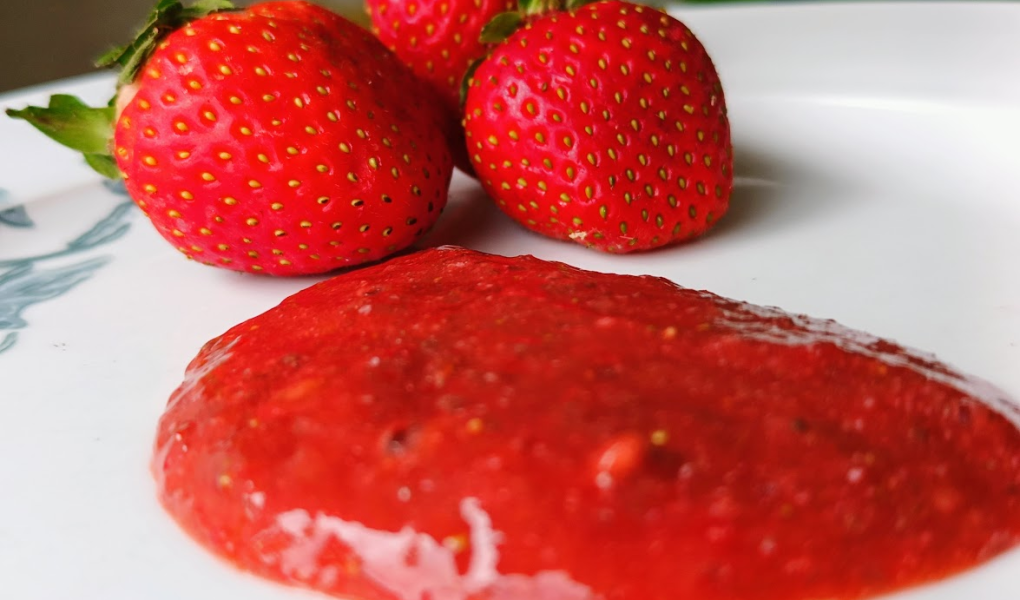 Surowy keto dżem truskawkowy