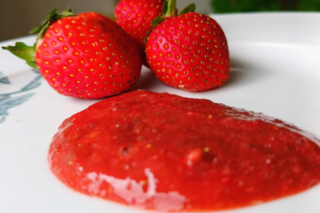 Surowy keto dżem truskawkowy