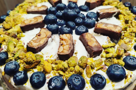 Keto tort z nadzieniem z masłem orzechowym