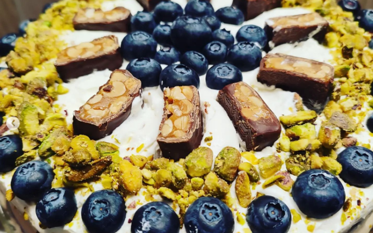 Keto tort z nadzieniem z masłem orzechowym