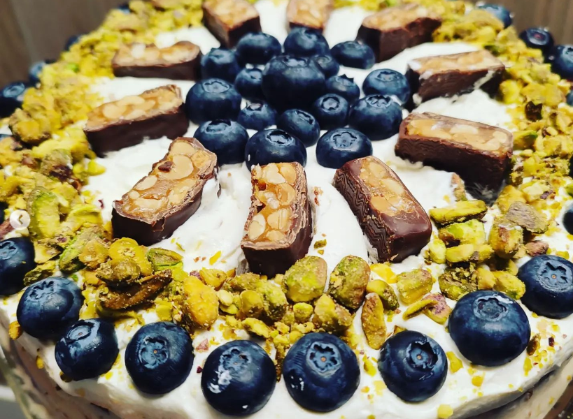 Keto tort z nadzieniem z masłem orzechowym