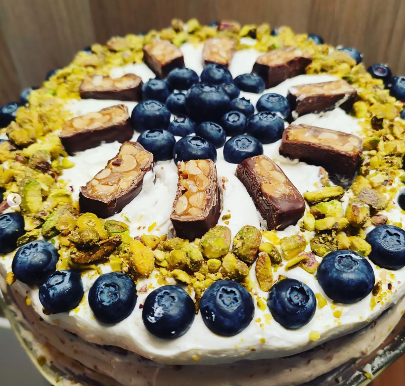 Keto tort z nadzieniem z masłem orzechowym