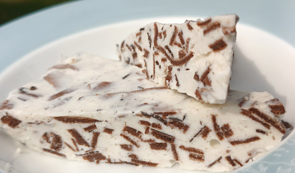 Jogurtowa keto pianka z czekoladowymi makaronikami