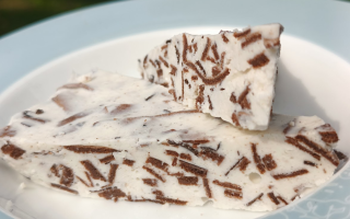 Jogurtowa keto pianka z czekoladowymi makaronikami