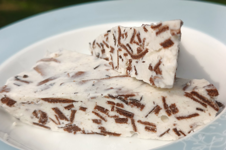 Jogurtowa keto pianka z czekoladowymi makaronikami