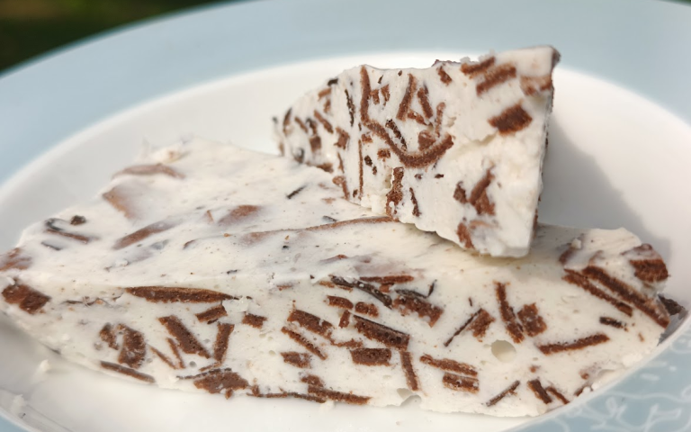 Jogurtowa keto pianka z czekoladowymi makaronikami