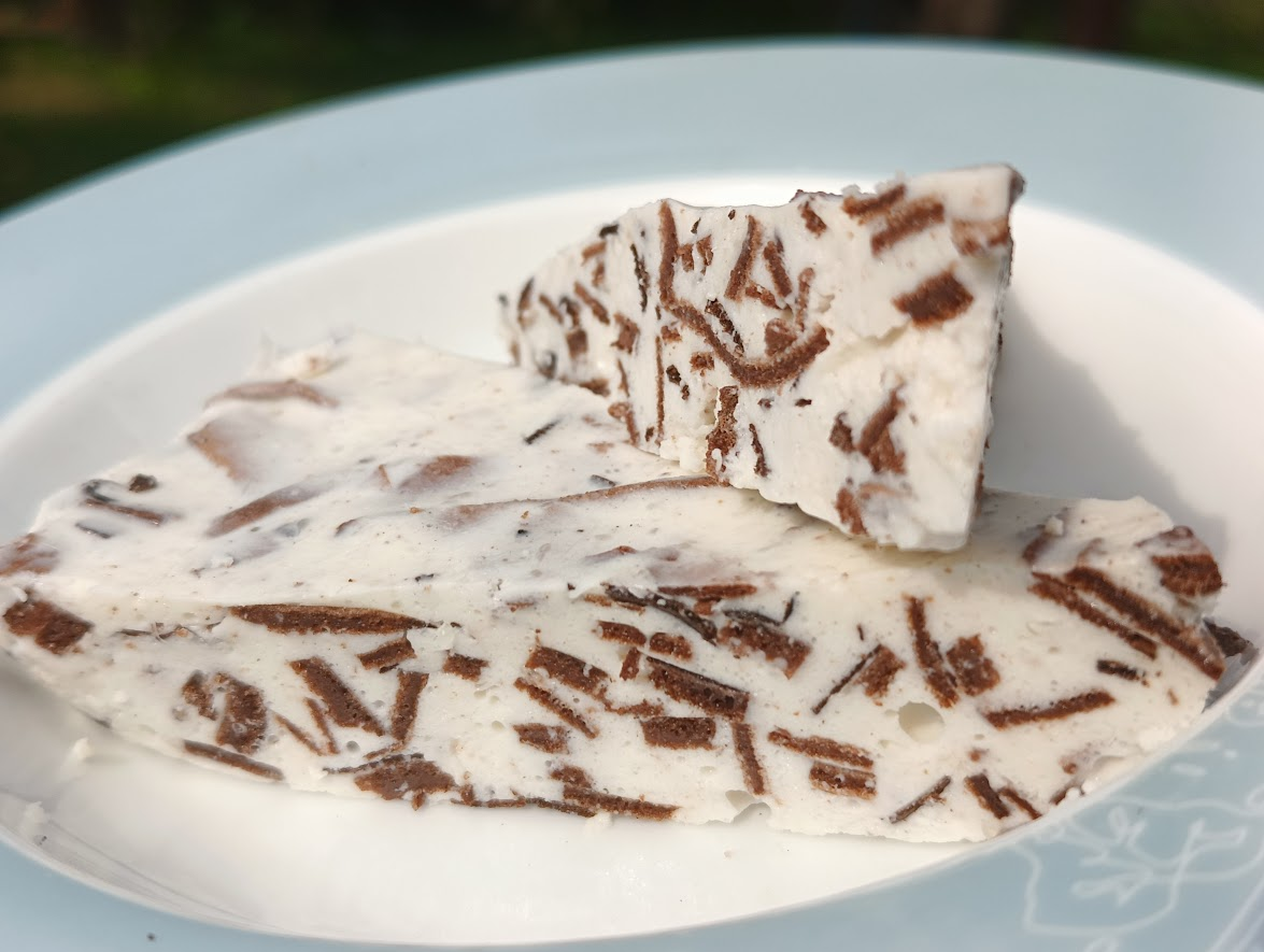 Jogurtowa keto pianka z czekoladowymi makaronikami