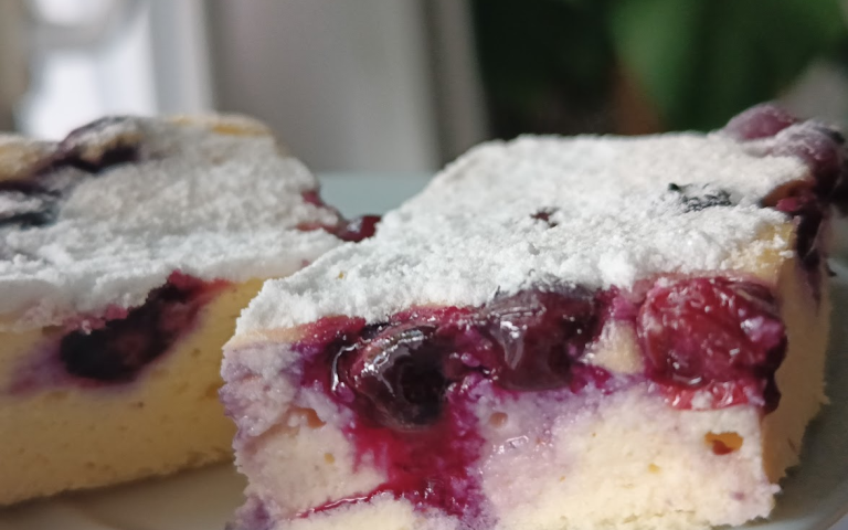 Jogurtowe keto ciasto z borówkami