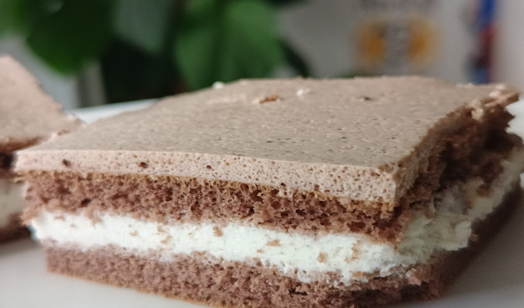 Jogurtowa keto pianka w delikatnym biszkopcie