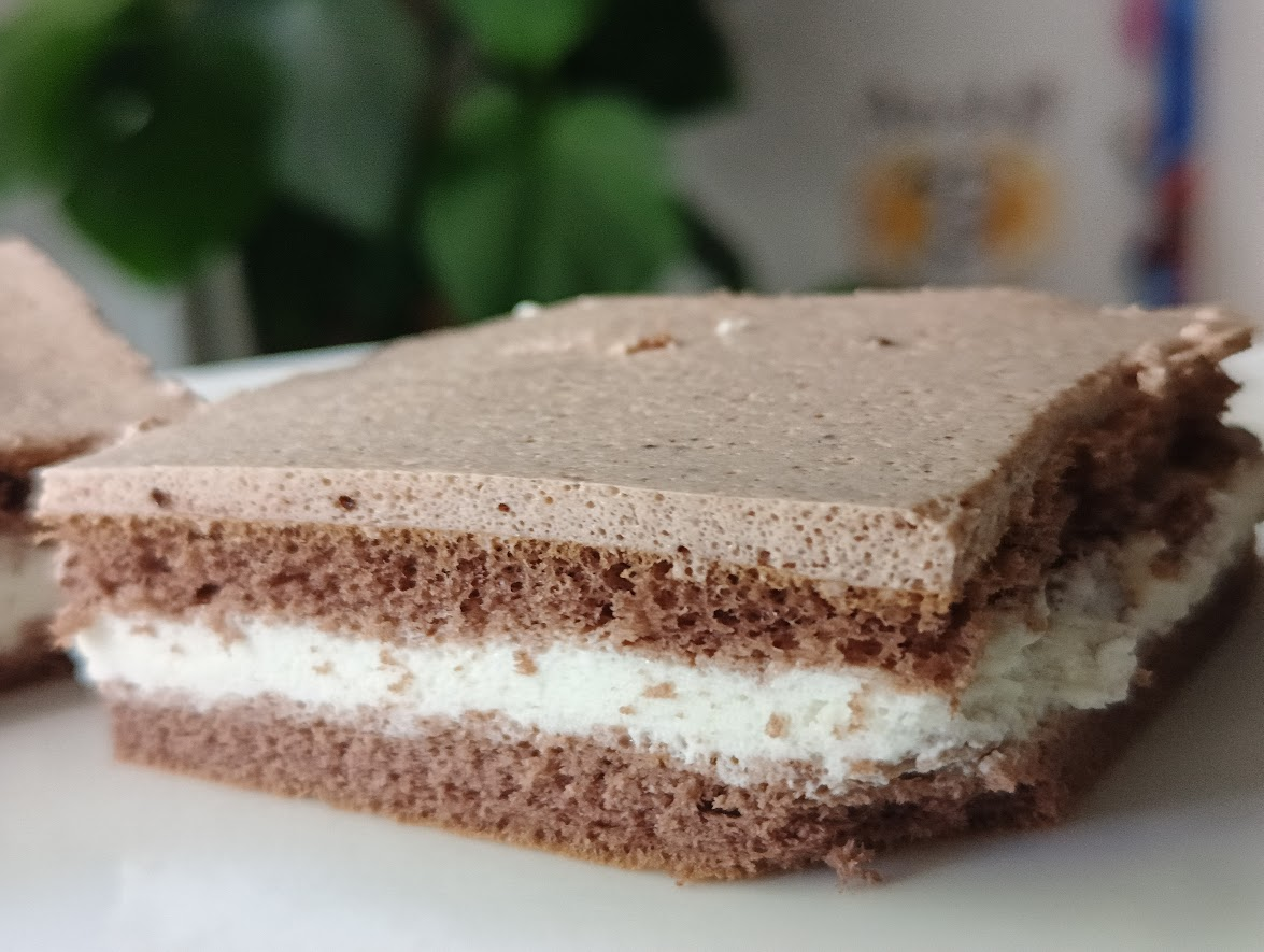 Jogurtowa keto pianka w delikatnym biszkopcie