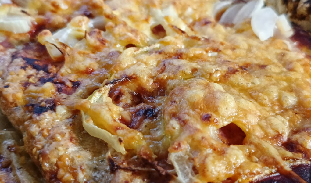 Mięsna keto pizza cebulowa