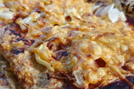 Mięsna keto pizza cebulowa