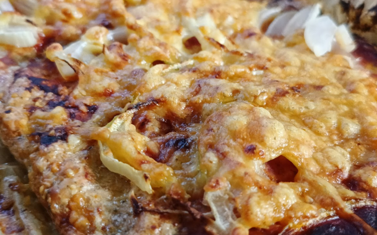 Mięsna keto pizza cebulowa