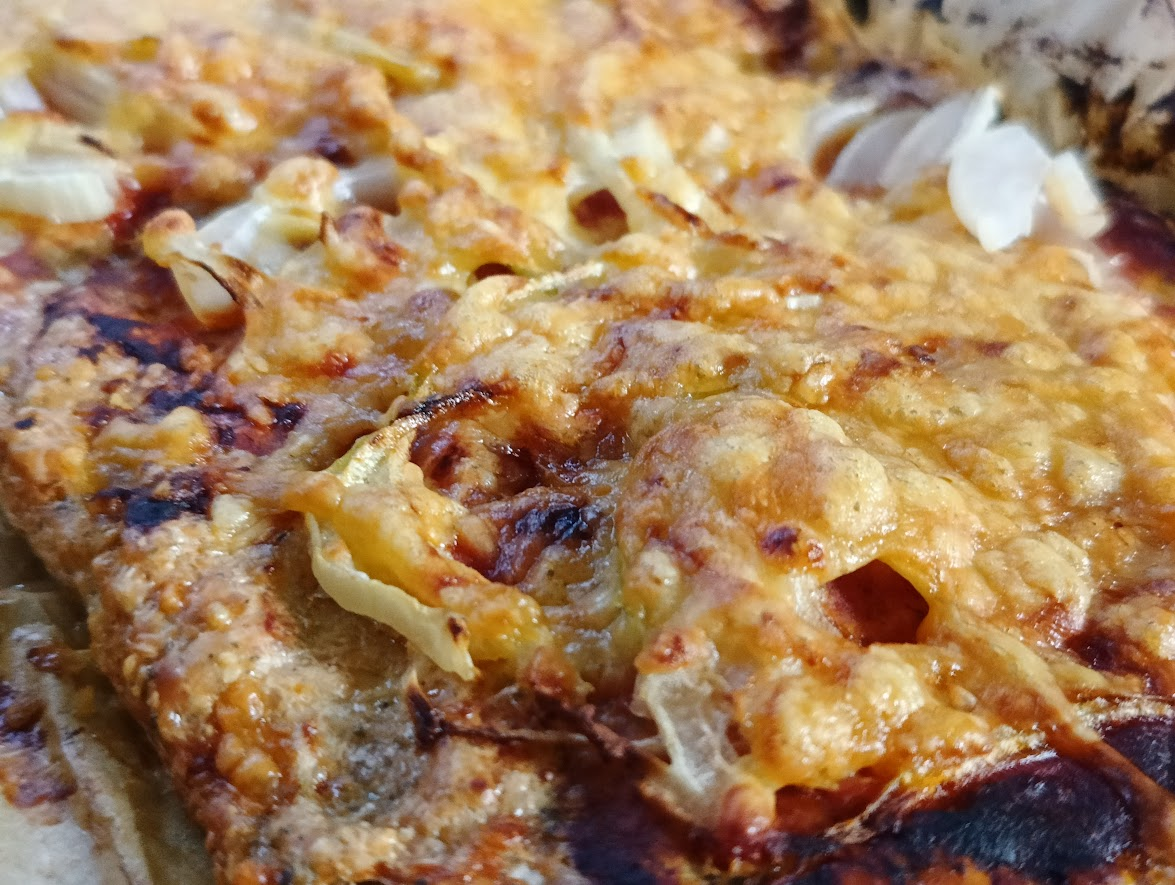 Mięsna keto pizza cebulowa