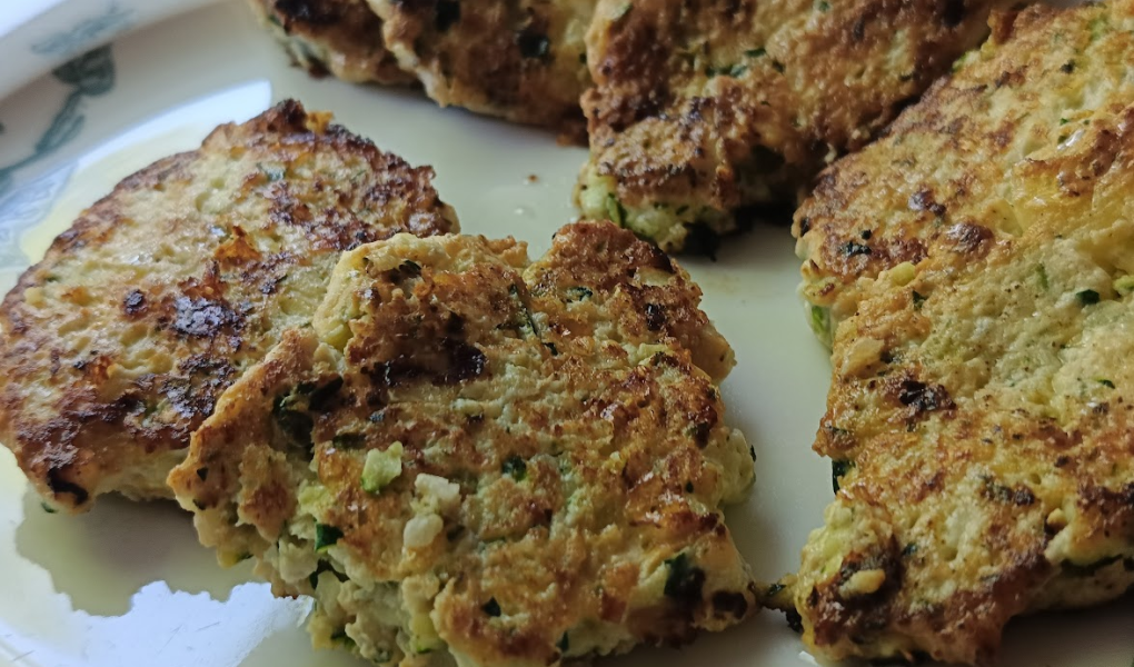 Keto placuszki z cukinii, kurczaka i sera