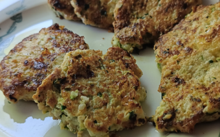 Keto placuszki z cukinii, kurczaka i sera