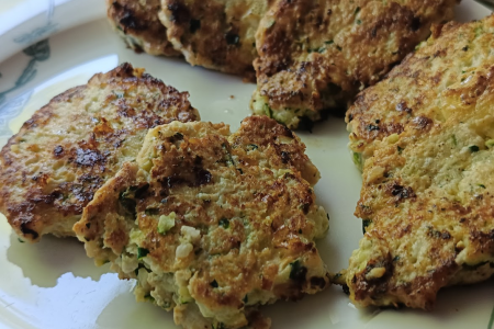 Keto placuszki z cukinii, kurczaka i sera