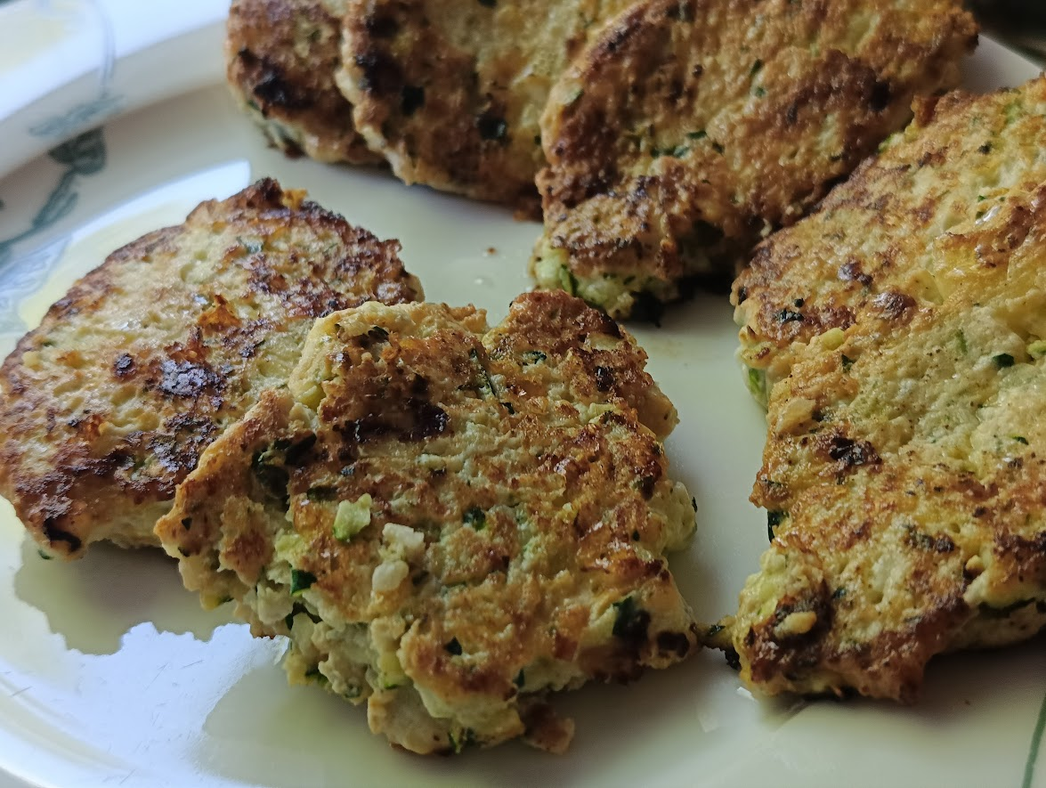 Keto placuszki z cukinii, kurczaka i sera