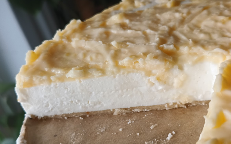 Cytrynowy jogurtowiec lemon curd na marcepanowym spodzie