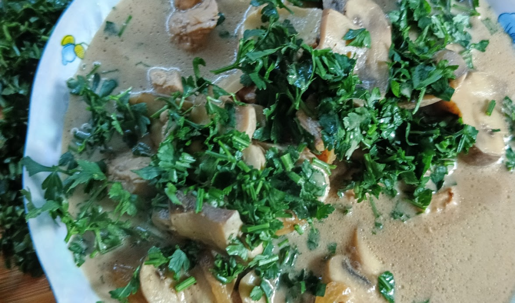 Keto zupa pieczarkowa z mięsem