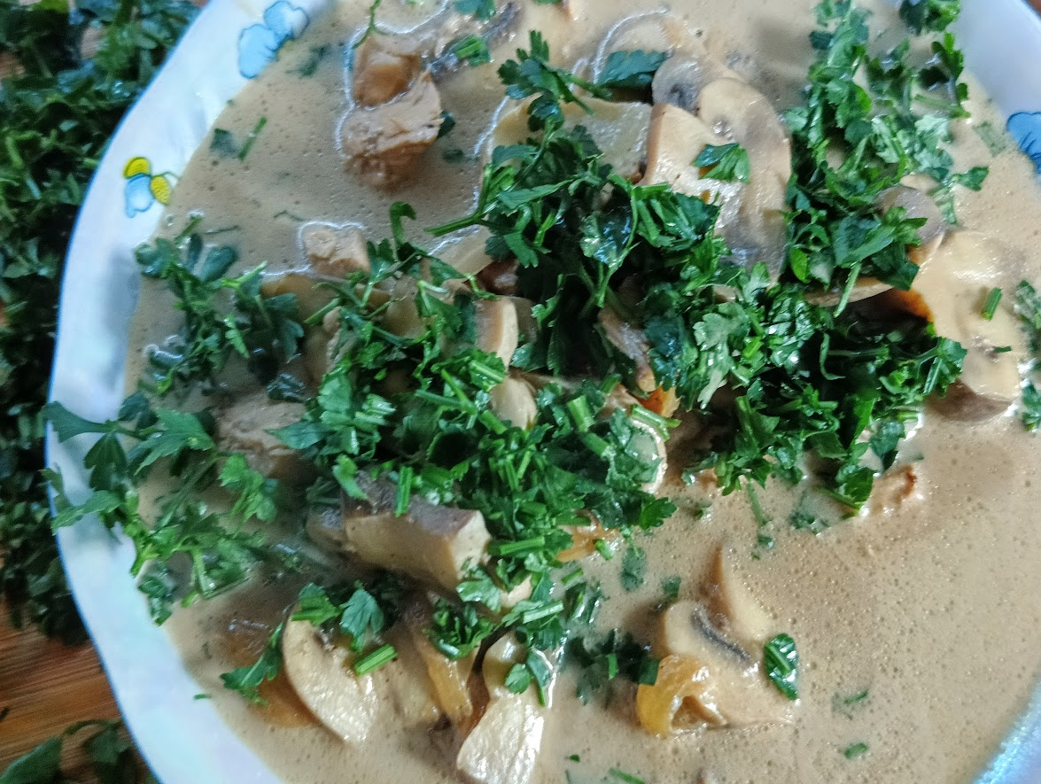 Keto zupa pieczarkowa z mięsem