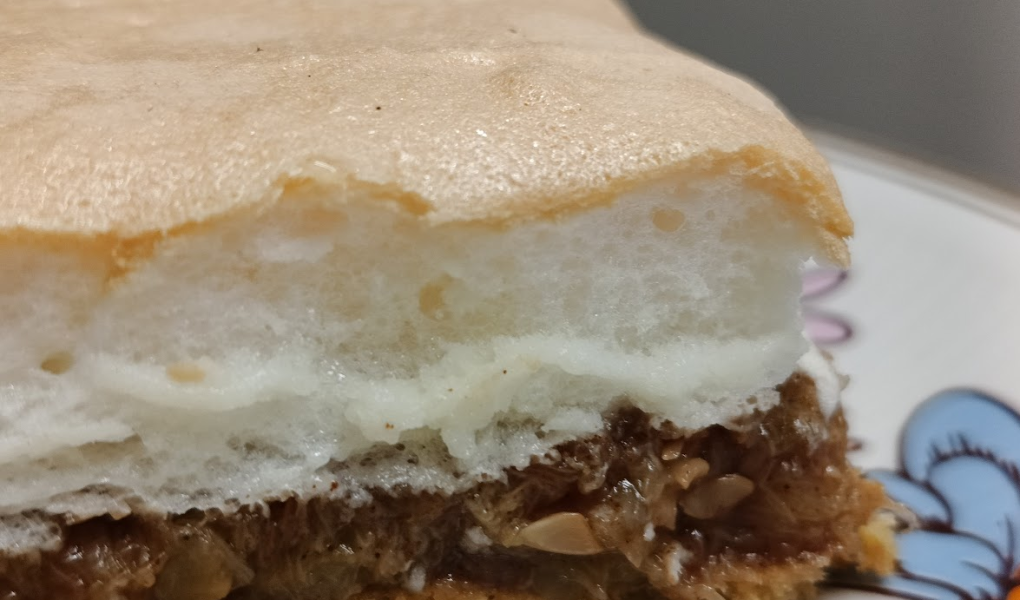 Keto szarlotka z cukinii z pianką