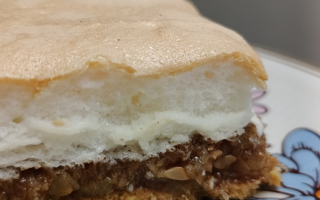 Keto szarlotka z cukinii z pianką