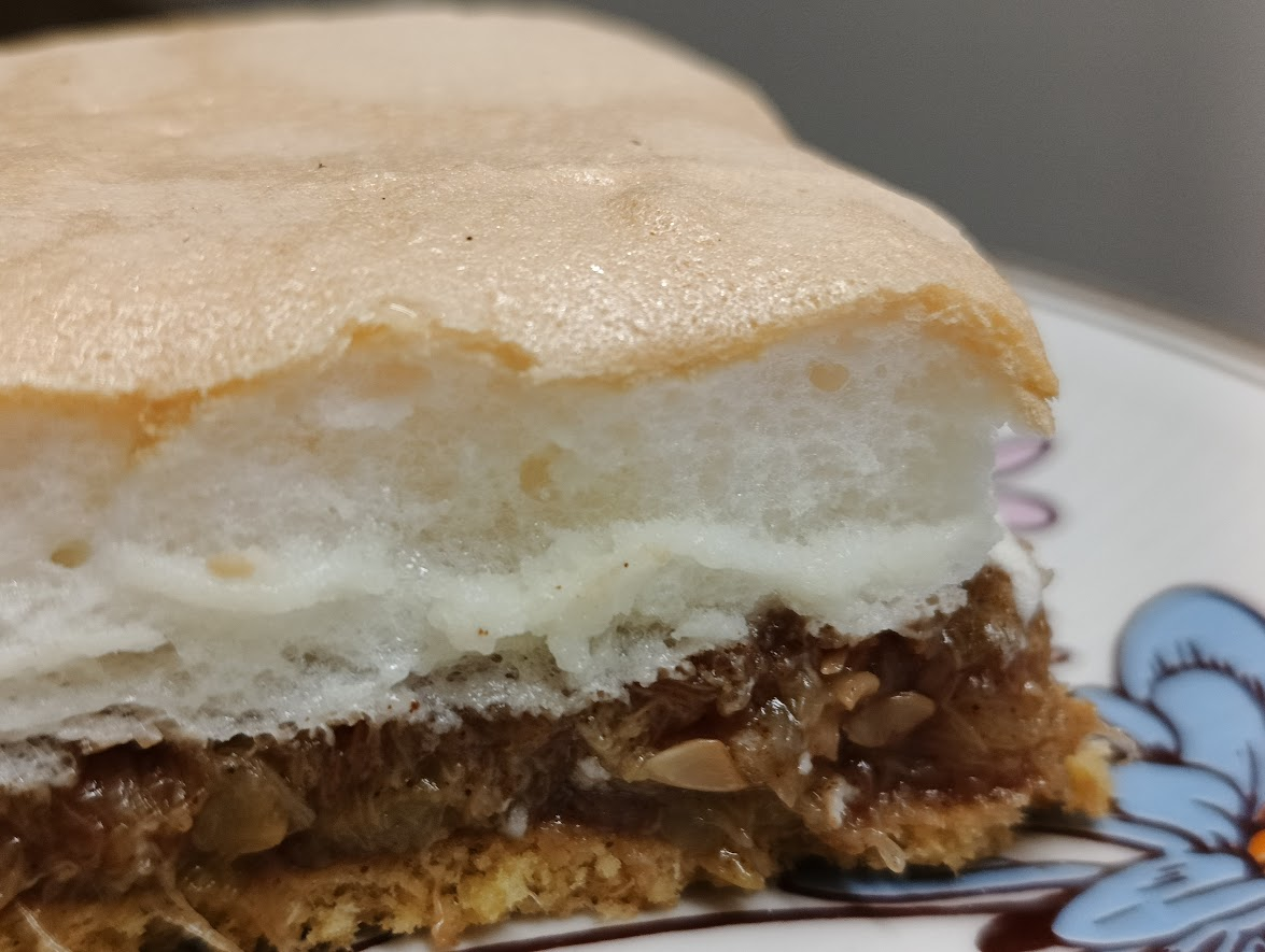 Keto szarlotka z cukinii z pianką