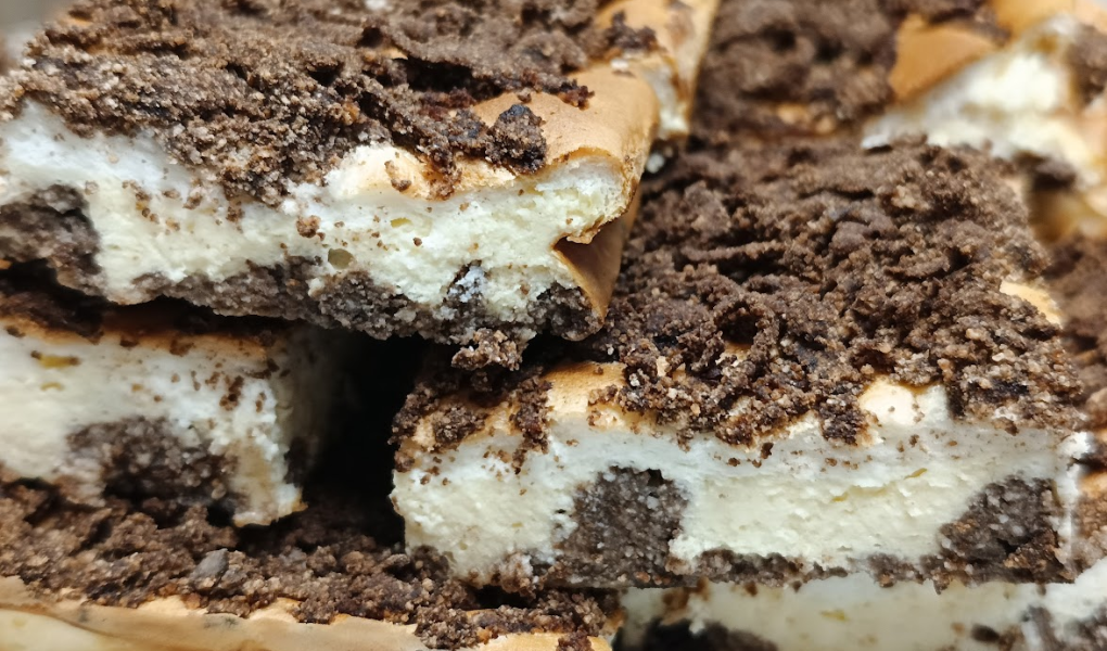 Sernik z pianką w kakaowej kruszonce